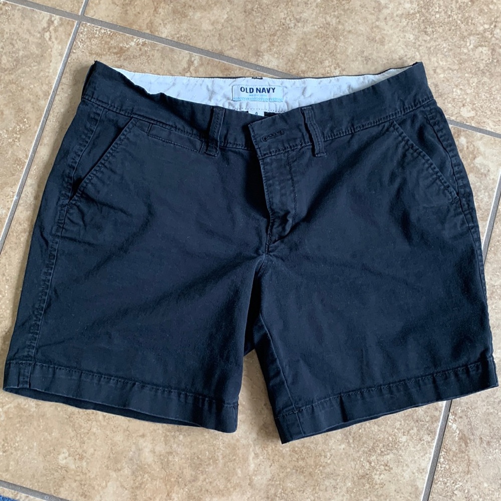 Old Navy black chino shorts, size 4. Length 5”